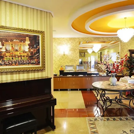 奥斯特利亚酒店 地拉那