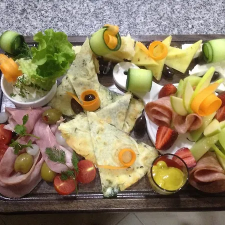 奥斯特利亚酒店 4* 地拉那