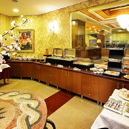 奥斯特利亚酒店 地拉那